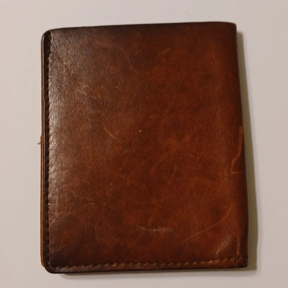 BROWN LEATHER HANDMADE BIFOLD WALLET W/10 PT. BUCK DESIGN